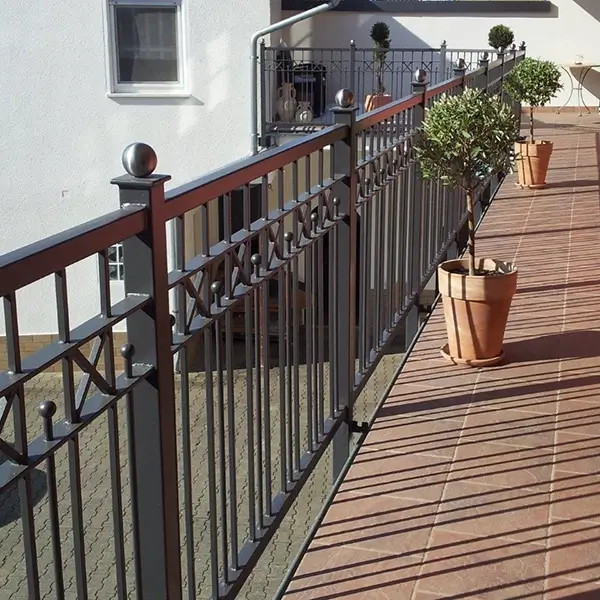 Gusseisengeländer auf einem Balkon