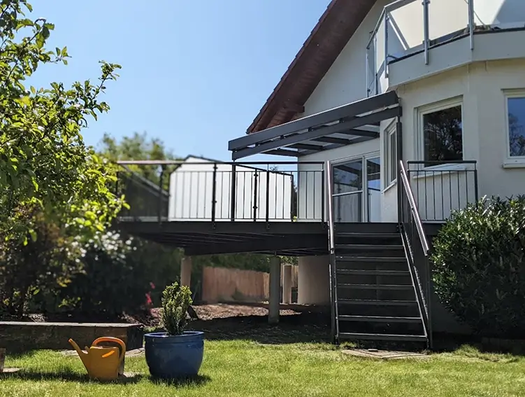 Terrassenanbau mit Treppen in den Garten