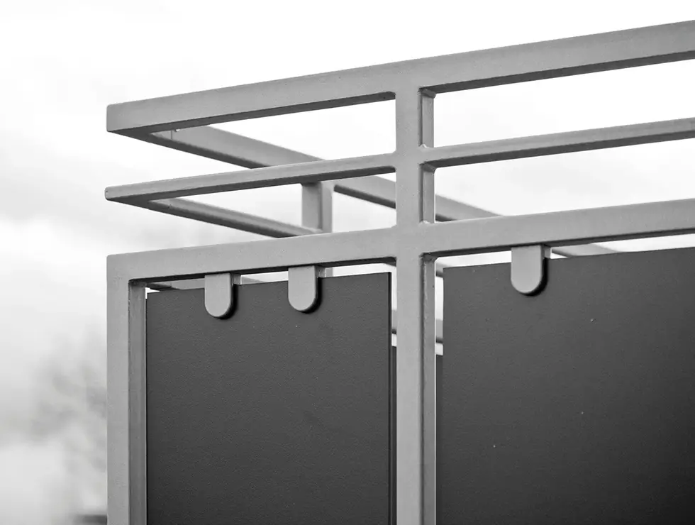 Nahaufnahme eines modernen Metallgeländers mit rechteckigen Rahmen und glatten Flächen