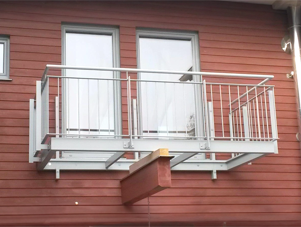 Rotes Holzhaus mit weißem Balkongeländer