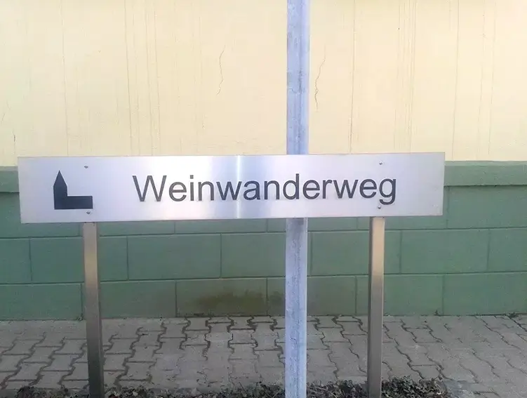 Individuelle Metallarbeiten, Wind- und Sonnenschutz, Werbeschilder sowie Reparaturen – wir bieten vielseitige Lösungen rund um Haus, Garten und Gewerbe.