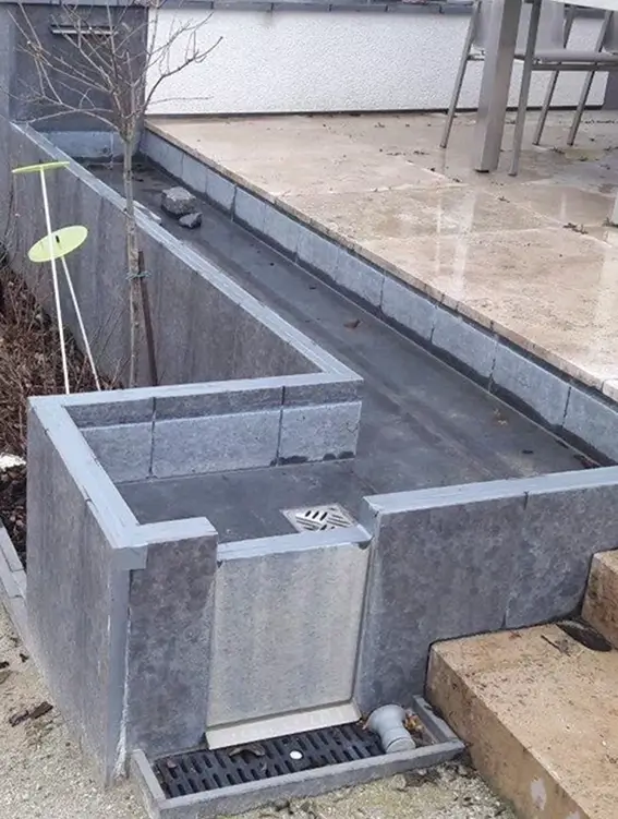 Wasserspiel auf einer Gartenterrasse