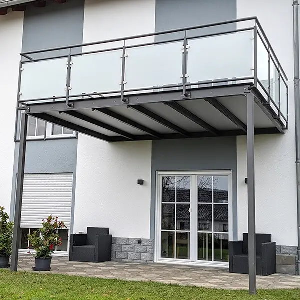 Balkonanbau aus einem matten Sicherheitsglas