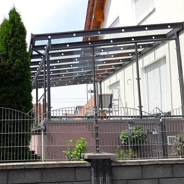 Überdachung einer Terrasse im Garten