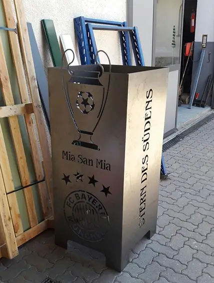 Metallbehälter mit Gravur eines Pokals, der Aufschrift 'Mia San Mia', dem FC-Bayern-Logo und dem Schriftzug 'STERN DES SÜDENS'