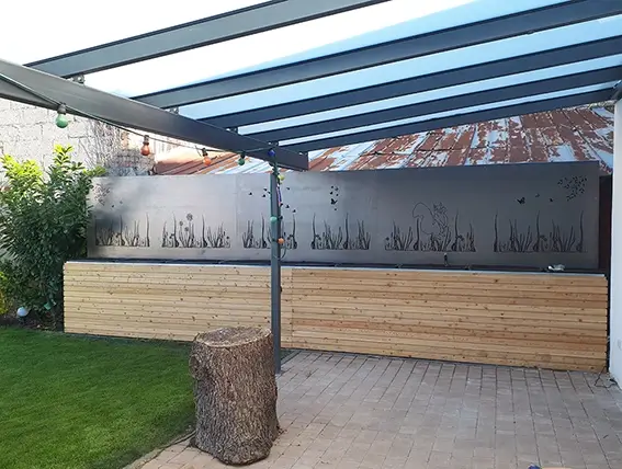 Überdachte Terrasse mit Holzverkleidung, Glasdach und Baumstumpf als Sitzgelegenheit
