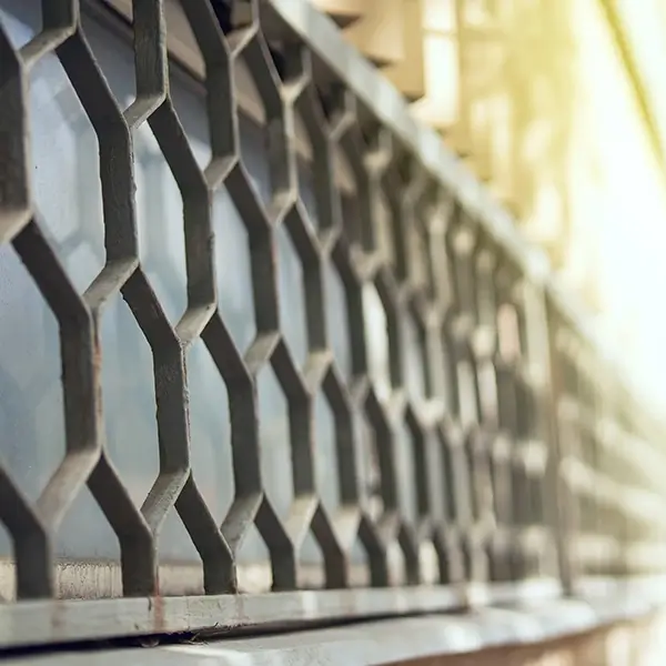 Fenster mit Schutzgitter aus Metall Fenster mit Schutzgitter aus Metall